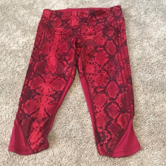 🔥$SALE$🔥 Lululemon Vent It Out Crop Mini Ziggy Snake Skin - Picture 1 of 5